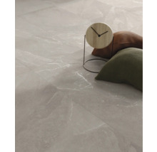 Bodenfliesen mit Marmoroptik und Dekorationsgegenständen.