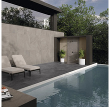 Außenbereich mit Pool, Liegestühlen, Außendusche und Fliesenwand