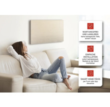 Frau entspannt auf Sofa unter Infrarotheizung an Wand mit Hinweisen zu Wartungsfreiheit, einfacher Installation und Smart Home Funktion.