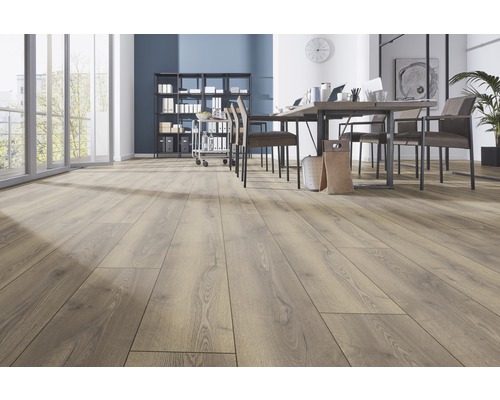 Helles Büro mit Laminatboden in Holzoptik, Tisch und Regalen