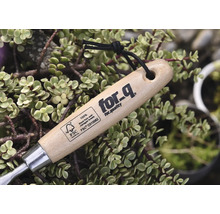 Gartengerät mit Holzgriff und for_q Logo