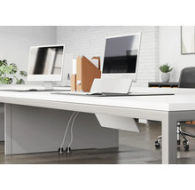 Büroarbeitsplatz mit Computern, Aktensortierern und Kabelmanagement unter einem Schreibtisch