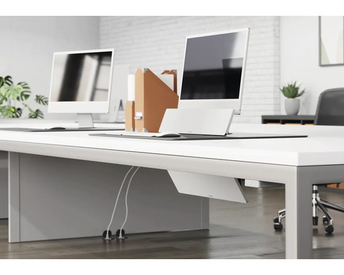 Büroarbeitsplatz mit Computern, Aktensortierern und Kabelmanagement unter einem Schreibtisch