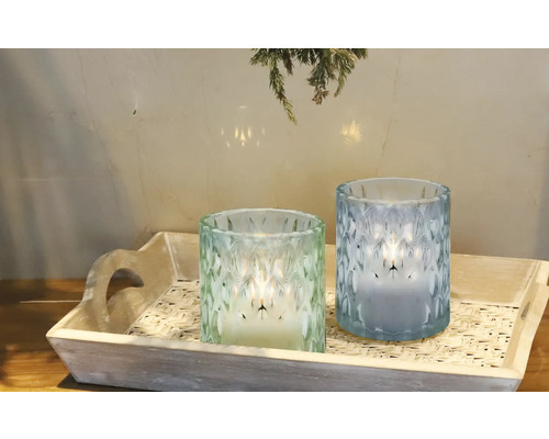 Dekorative Glaswindlichter auf einem Holztablett für stimmungsvolle Beleuchtung