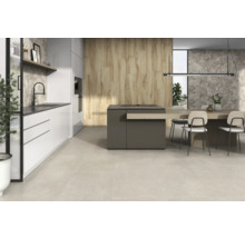 Heller und moderner Küchenraum mit Kücheninsel, Essbereich und Fliesenboden.