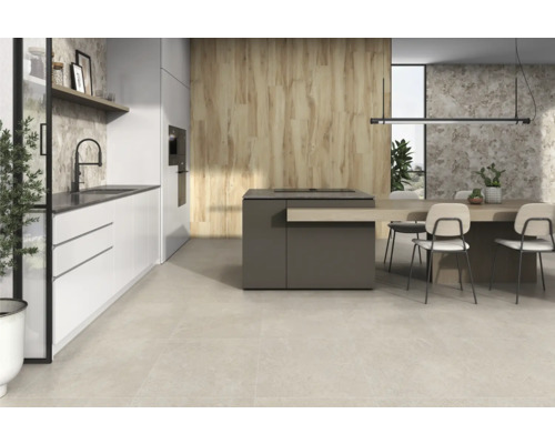 Heller und moderner Küchenraum mit Kücheninsel, Essbereich und Fliesenboden.