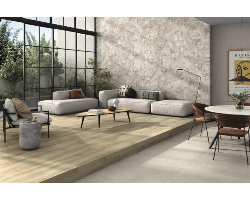 Heller Wohnraum mit Fliesen in Holzoptik und Steinimitat an der Wand