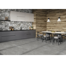 Moderne Küche mit grauen Fliesenboden, Marmor- und Holzoptik an den Wänden