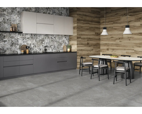 Moderne Küche mit grauen Fliesenboden, Marmor- und Holzoptik an den Wänden