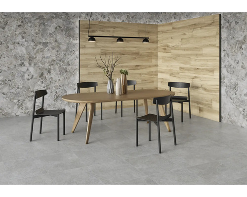 Esszimmer mit Esstisch, Stühlen und Wandfliesen in Steinoptik und Holzoptik