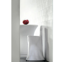 Tisch und Stuhl mit Stretchhusse und Blumenschale