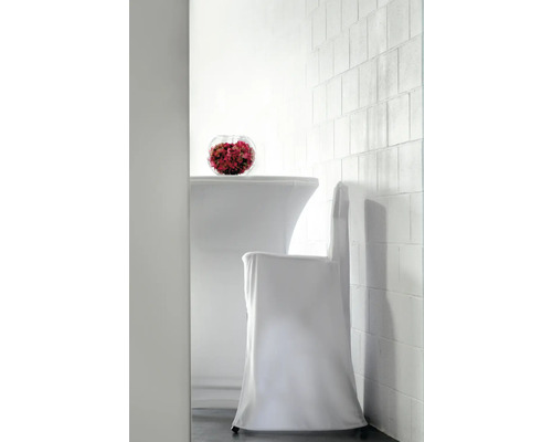 Tisch und Stuhl mit Stretchhusse und Blumenschale