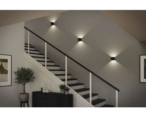 Treppenhaus mit drei quadratischen Wandleuchten, Treppe und Dekoration