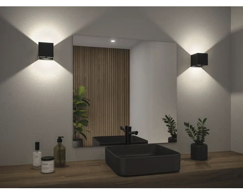 Modernes Badezimmer mit schwarzem Aufsatzwaschbecken, Spiegel, Wandleuchten und Holzverkleidung