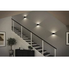 Szene eines Treppenhauses mit Wandleuchten, Treppe und Dekoration