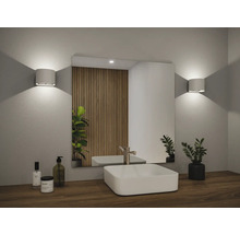 Badezimmer mit Waschtisch, Spiegel und Wandleuchten