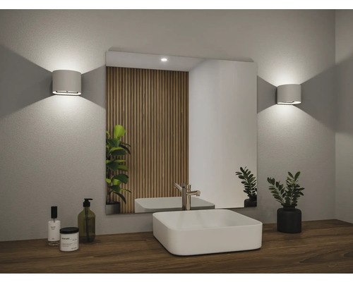 Badezimmer mit Waschtisch, Spiegel und Wandleuchten