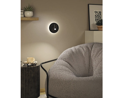 Wohnraum mit Sessel, Beistelltisch und Wandleuchte