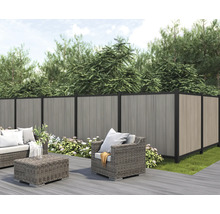 Gartenzaun aus Kunststoff mit Sitzgruppe auf Terrasse