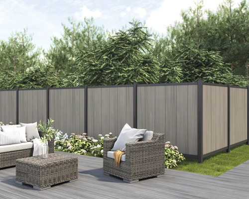 Gartenmöbel und Holzzaun auf einer Terrasse