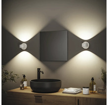 Modernes Badezimmer mit Waschtisch, Spiegel und zwei Wandleuchten