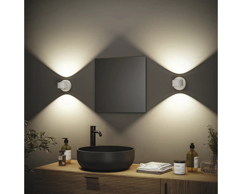 Modernes Badezimmer mit Waschtisch, Spiegel und zwei Wandleuchten