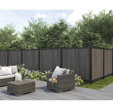 Terrasse mit Flechtmöbeln und Zaun für den Außenbereich