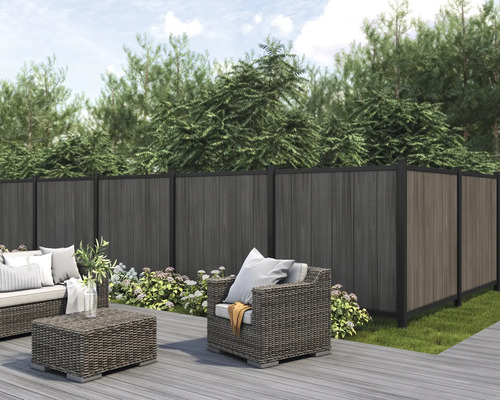 Terrasse mit Flechtmöbeln und Zaun für den Außenbereich