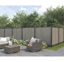 Terrasse mit Lounge-Möbeln und Sichtschutzzaun