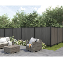 Sichtschutzzaun aus Holz im Garten mit Sitzbereich