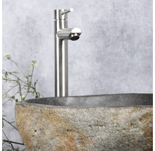 Natursteinwaschbecken mit Armatur