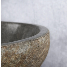 Detailansicht eines Waschbeckens aus Stein