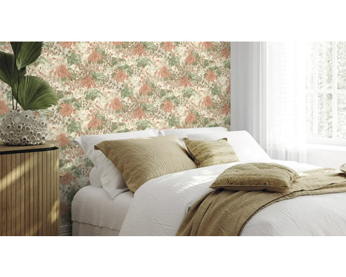 Schlafzimmer mit floral gemusterter Tapete und Bett