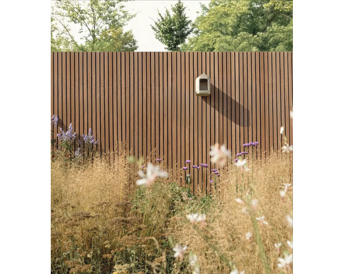 Gartenzaun aus Holz mit Pflanzen und Dekoration