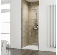 Begehbare Dusche mit Duschwanne und Duscharmatur in modernem Badezimmer