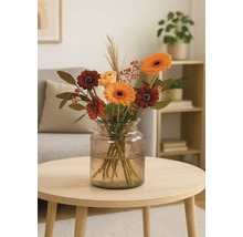 Blumenstrauß in Glasvase auf einem Tisch