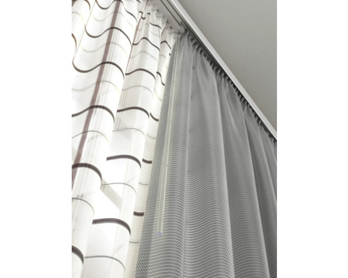 Zwei Vorhänge hängen an einer Gardinenschiene