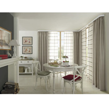 Esszimmer mit rundem Tisch, Stühlen und Vorhängen an einer Gardinenstange