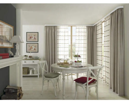 Esszimmer mit rundem Tisch, Stühlen und Vorhängen an einer Gardinenstange