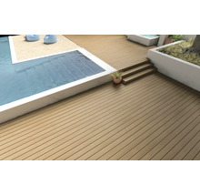 Szene mit einem Schwimmbecken, Holzterrasse und Dekorationselementen.