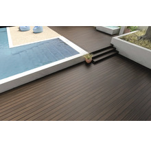 Terrasse mit dunklen Terrassendielen neben Pool und Treppe