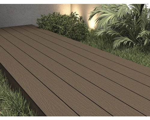 Terrassendielen aus Holzverbundwerkstoff im Außenbereich
