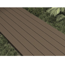 Terrassendielen auf einer Grasfläche