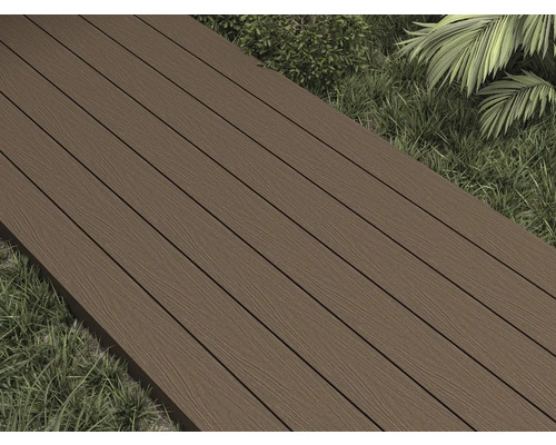 Terrassendielen auf einer Grasfläche