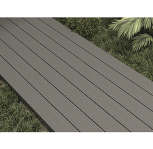 Terrassendielen aus Holzverbundwerkstoff im Außenbereich