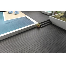 Terrasse mit Pool, Sandbereich und WPC-Dielen