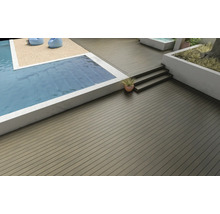 Terrasse mit Pool und Terrassendielen