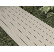 Terrassendielen aus Verbundmaterial auf Rasenfläche