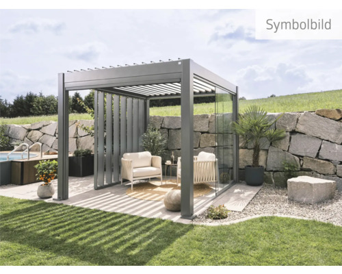 Pergola mit zwei Sesseln im Gartenbereich