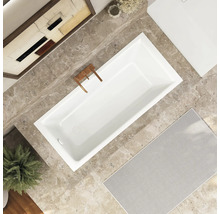 Badezimmer mit Badewanne, Armatur, Deko und Badteppich